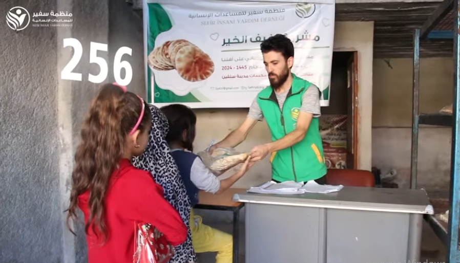 Charity bread distribution campaign continues in northern Syria